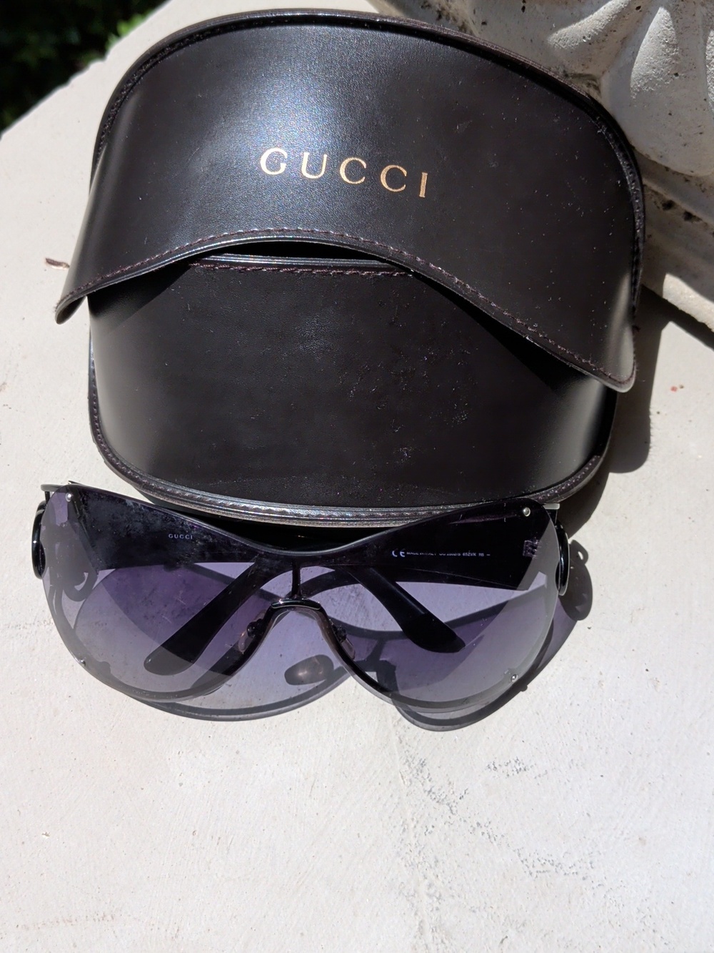 Gucci Black Sunglasses Temple Arm with G Logo Detail In Case